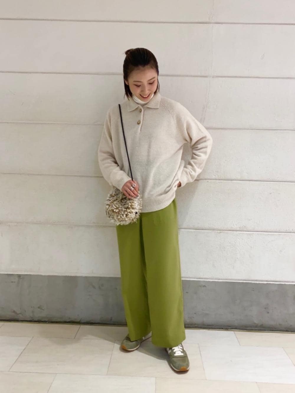 グリーン系のスニーカー、グリーン系のその他パンツ、その他のショルダーバッグを着用したレディースの秋コーディネートの1枚目の写真