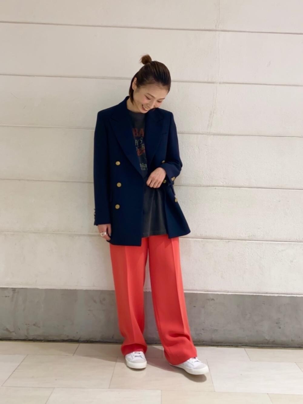 ブラック系のTシャツ/カットソー、ブルー系のテーラードジャケット、オレンジ系のその他パンツを着用したレディースの秋コーディネートの1枚目の写真