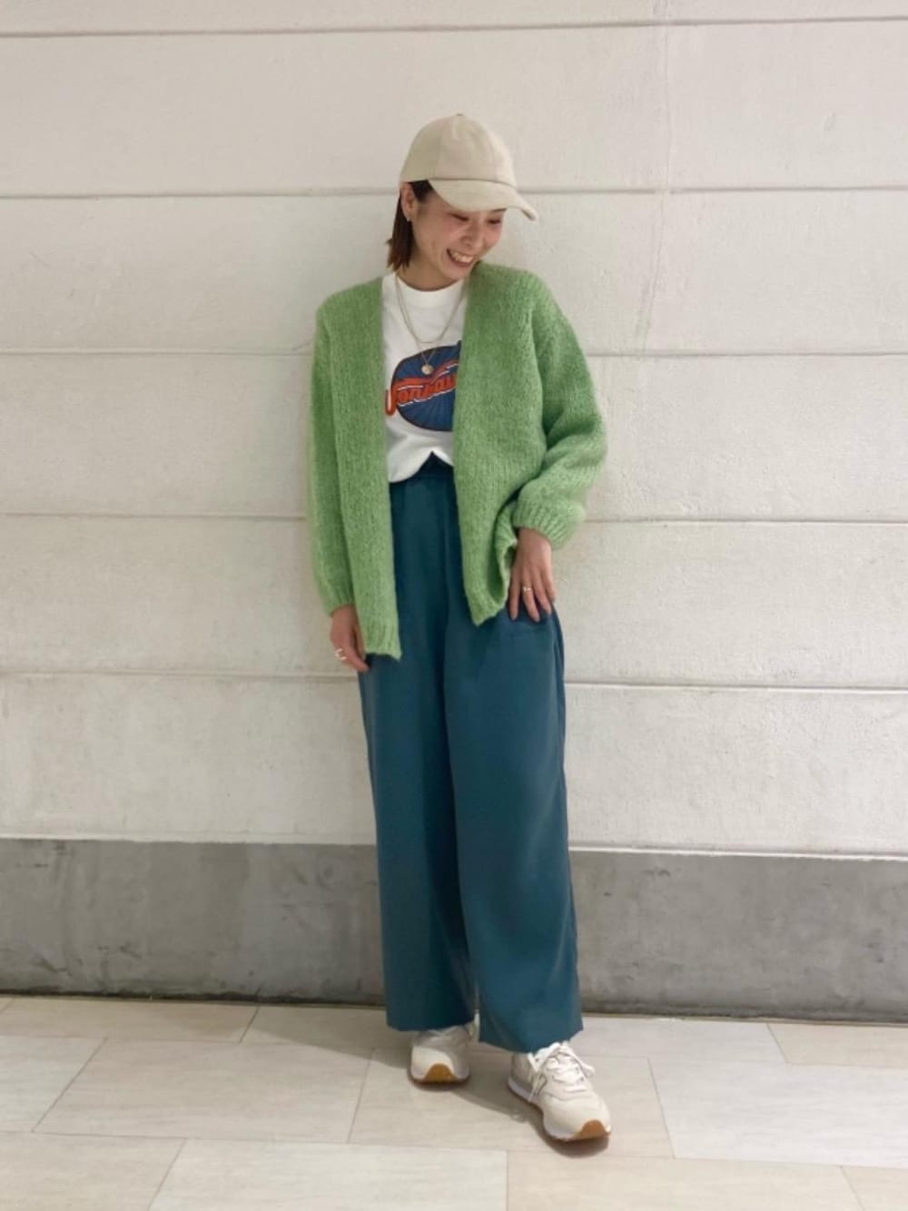 ブルー系のその他パンツ、ホワイト系のTシャツ/カットソー、ホワイト系のスニーカーを着用したレディースの秋コーディネートの1枚目の写真