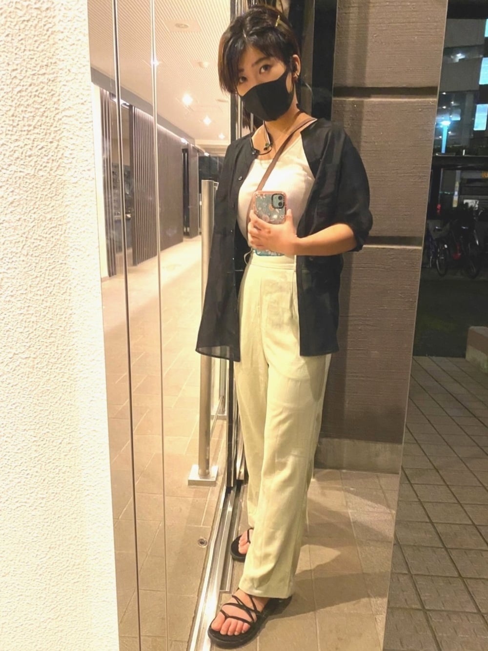 「シンプルコーデ、ショートヘア、タンクトップ、夏コーデ、ストレッチパンツ、低身長、ハイウエスト、チビーズ✳︎、チビコーデ、カジュアルコーデ」｜「A part byのCオーガンジースタンドシャツ　 910391（シャツ/ブラウス、ブラック系）」を使った、HARU  春雨さん（レディース・148cm）の夏コーディネートの1枚目の写真