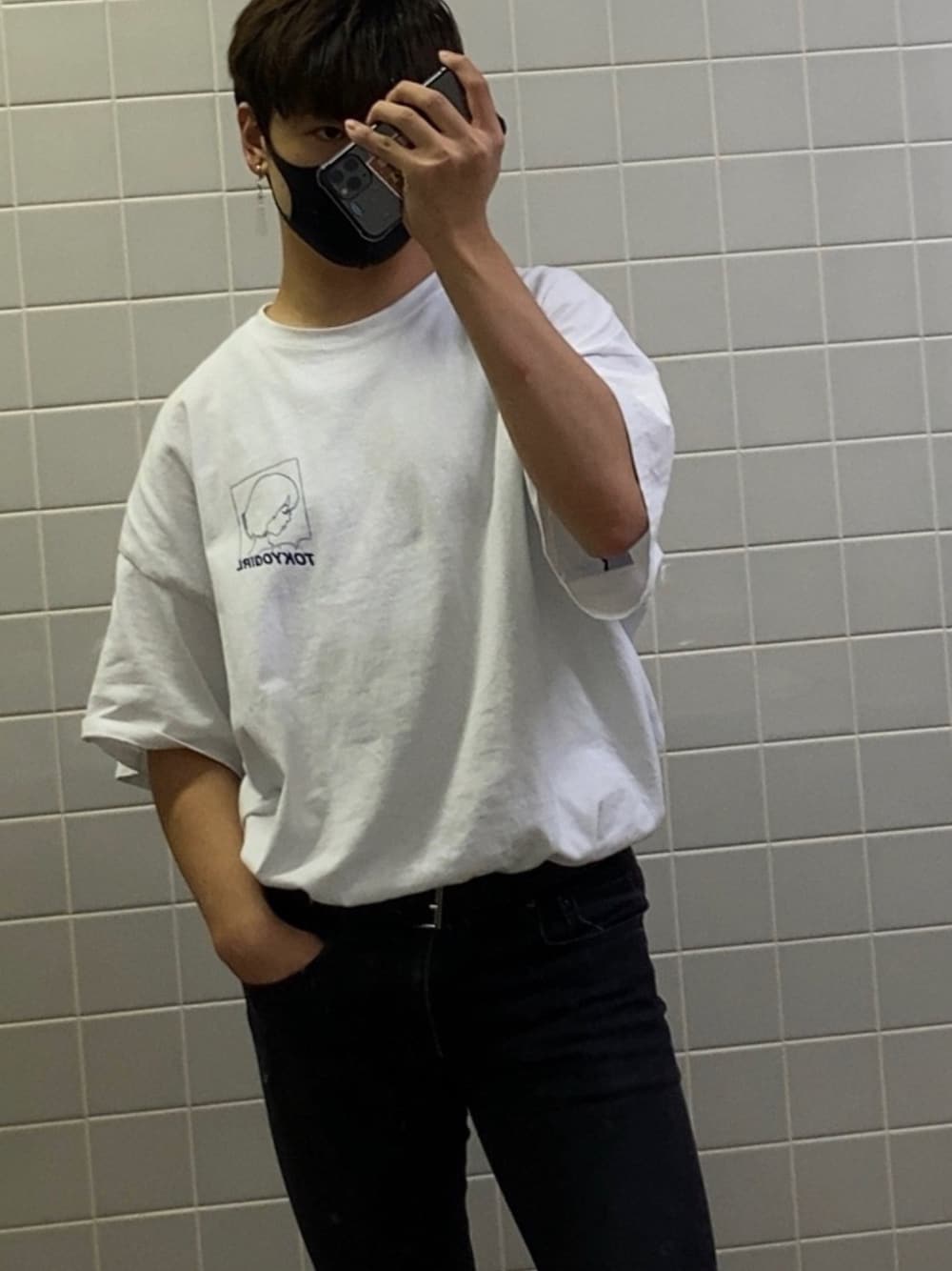 「韓国系？？、ハウル、BTS、テテ、ビックシルエット、ビックT、黒スキニー、ベルト、シンプル、シロクロ」｜「TOMMY HILFIGERのクラシックレザーベルト（ベルト、ブラック系）」を使った、yumaruさん（メンズ・170cm）の秋コーディネートの1枚目の写真