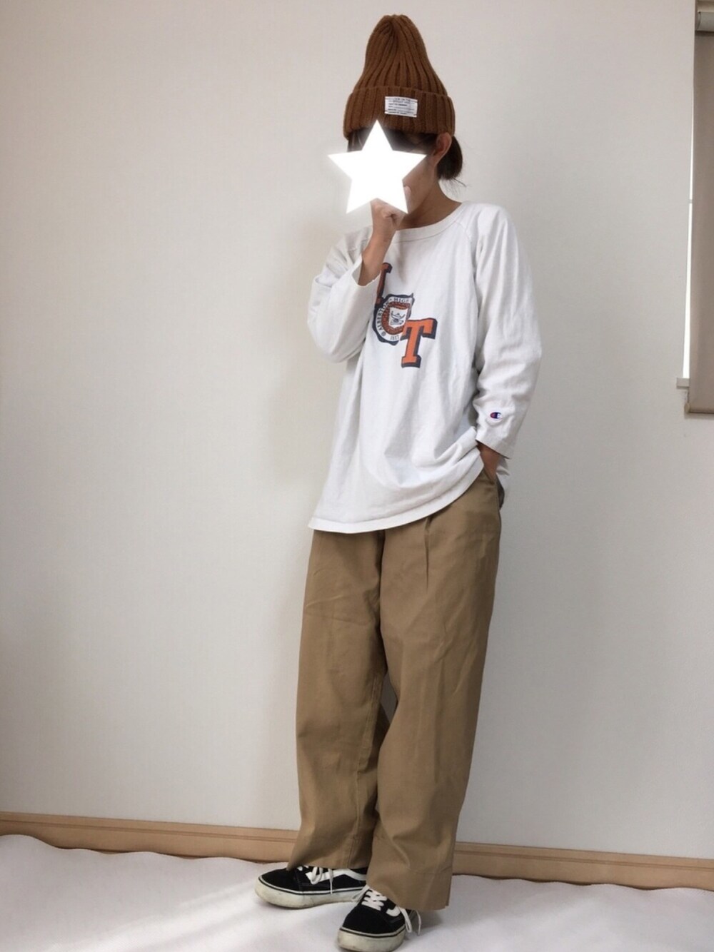 ホワイト系のTシャツ/カットソー、ベージュ系のチノパンツ、ブラック系のスニーカーを着用したレディースの秋コーディネートの1枚目の写真