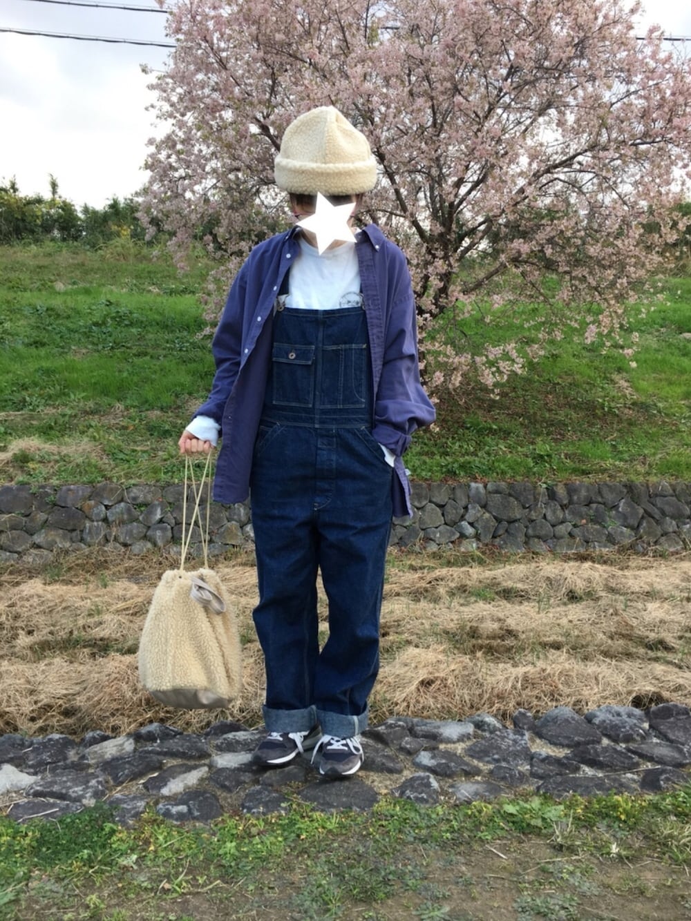 「カジュアルコーデ、ボア、オーバーオール、古着、スニーカー」｜「BEAMS BOYのDECHO / ウール ボア ハット（ニットキャップ/ビーニー、ベージュ系）」を使った、maco..さん（レディース・160cm）の冬コーディネートの1枚目の写真