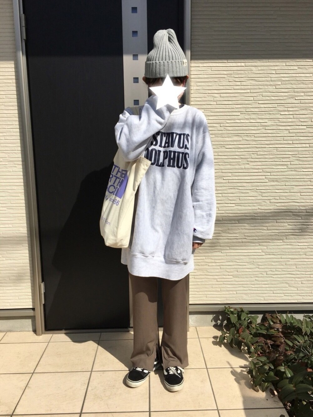 「スウェット、古着、オーバーサイズ、リブパンツ、リブスリットストレートパンツ、GU、スニーカー、ニット帽、トートバッグ」｜「THE NORTH FACEのTHE NORTH FACE TNF ORGANIC C TOTE (17SU)（トートバッグ、ホワイト系）」を使った、maco..さん（レディース・160cm）の春コーディネートの1枚目の写真
