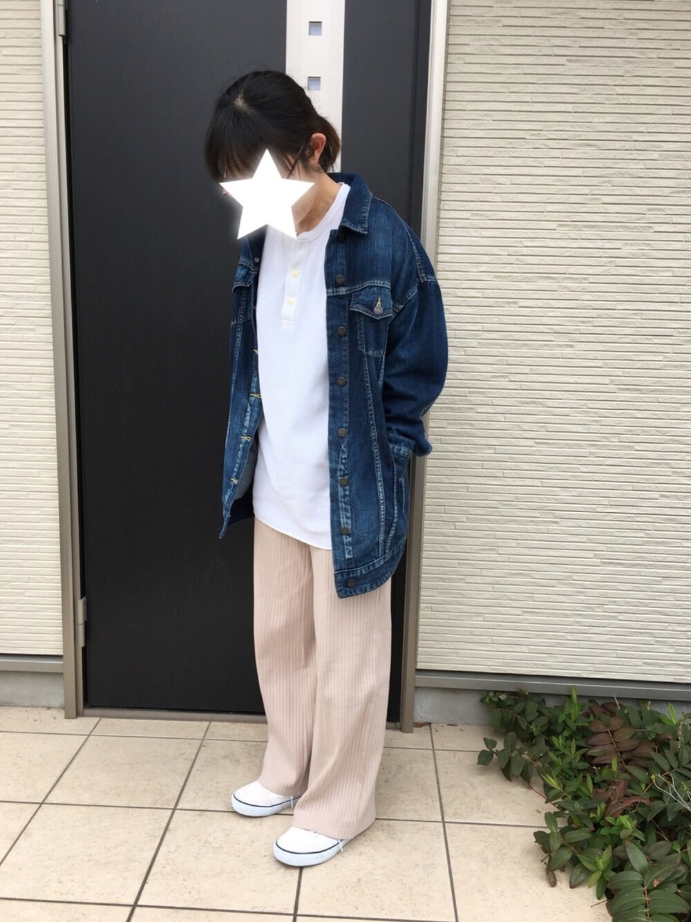 ブルー系のデニムジャケット、ホワイト系のTシャツ/カットソー、ベージュ系のその他パンツを着用したレディースの春コーディネートの1枚目の写真