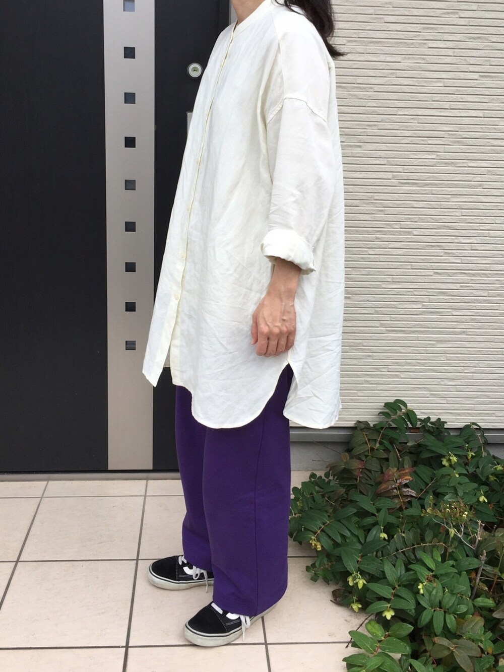 「楽チンコーデ、パープル、スタンドカラー、バンドカラー、着回しコーデ、カラーパンツ、スニーカー」｜「UNIQLOのリネンブレンドスタンドカラーチュニック（長袖）（シャツ/ブラウス、ホワイト系）」を使った、maco..さん（レディース・160cm）の夏コーディネートの1枚目の写真