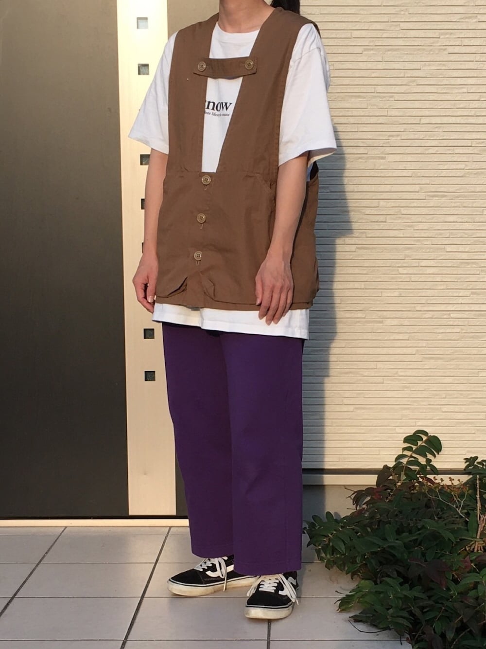 「秋カラー、カジュアルコーデ、秋色、スニーカー、ベスト、ロゴT、ハンティングベスト、カラーパンツ」｜「BEAMS BOYのBEAMS BOY / コットンウェザー ハンティング ベスト（ベスト、ベージュ系）」を使った、maco..さん（レディース・160cm）の秋コーディネートの1枚目の写真