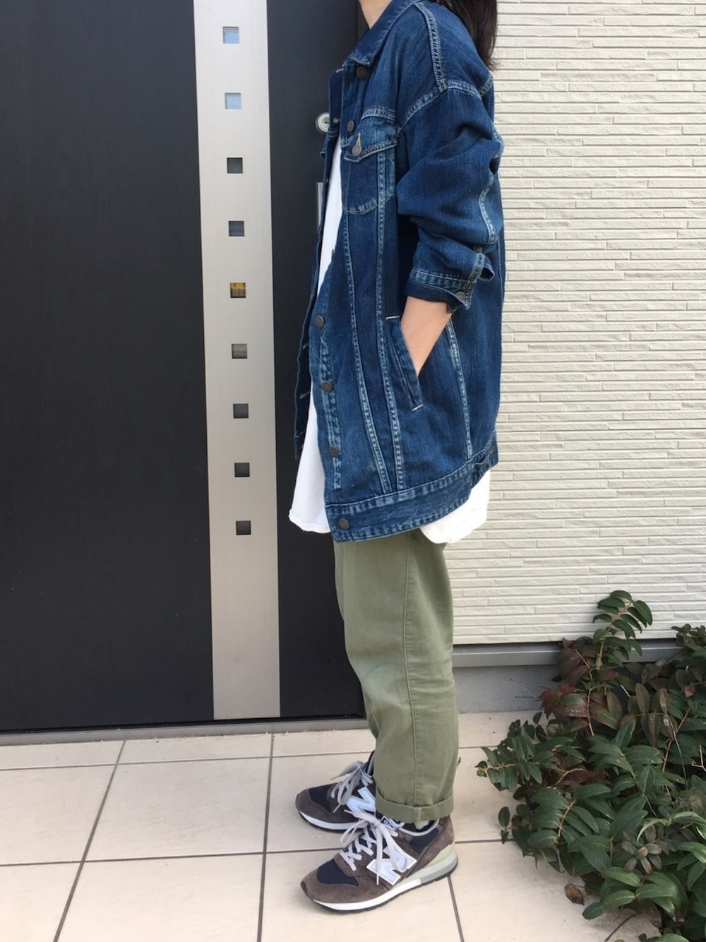「シンプル、パンツスタイル、カジュアル、秋のコーデ、デニムジャケット、スニーカー、着回しコーデ、ラクチンコーデ、オーバーサイズ」｜「cepoのＢＩＧ Ｇジャン（デニムジャケット、ブルー系）」を使った、maco..さん（レディース・160cm）の秋コーディネートの1枚目の写真