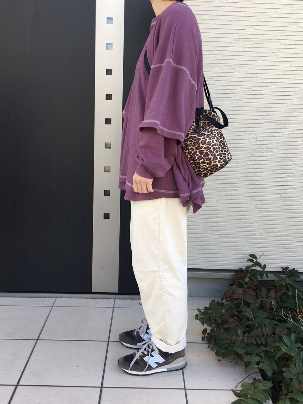 「カジュアルコーデ、秋のコーデ、くすみカラー、スニーカーコーデ、パンツスタイル、コーデュロイ、シェフパンツ、ラクチンコーデ、アニマル柄、パープル」｜「FREAK'S STOREの▽【WEB限定】レイヤードミニ裏毛プルオーバー(ビッグシルエットトップス)（Tシャツ/カットソー、パープル系）」を使った、maco..さん（レディース・160cm）の秋コーディネートの1枚目の写真