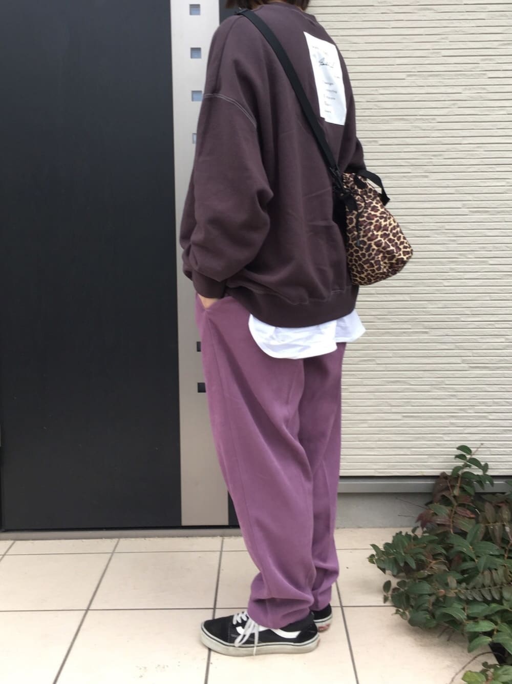 「秋のコーデ、プチプラ、カジュアル、スウェット、ロゴスウェット、パープル、アニマル柄、terawearemu、レイヤードスタイル、スニーカー」｜「しまむらのアイテム（スウェット、グレー系）」を使った、maco..さん（レディース・160cm）の秋コーディネートの1枚目の写真