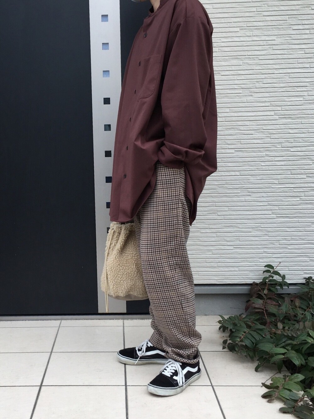 「楽チンコーデ、メンズライク、オーバーサイズ、ブラウン、スタンドカラー、チェックパンツ、シェフパンツ、スニーカー、terawearemu」｜「GUのアイテム（シャツ/ブラウス、ブラウン系）」を使った、maco..さん（レディース・160cm）の冬コーディネートの1枚目の写真
