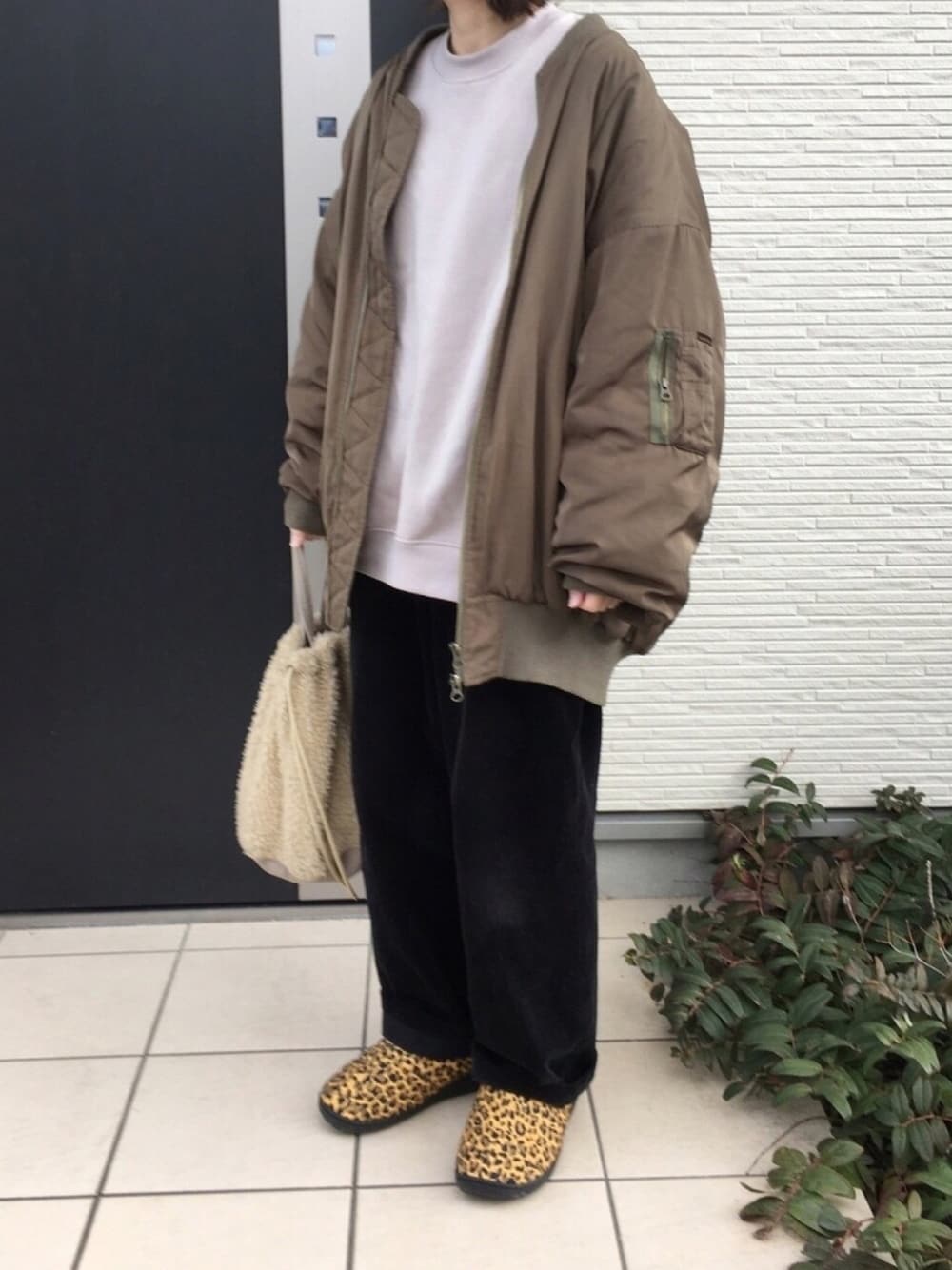 「カジュアルコーデ、ラクチンコーデ、コーデュロイ、MA-1、スウェット、ワイドパンツ、レオパード、SUBU、私の推しブランド」｜「Another EditionのビッグMA-1 SS/ AECM　BIG　MA-1　SS◆（MA-1、グリーン系）」を使った、maco..さん（レディース・160cm）の冬コーディネートの1枚目の写真