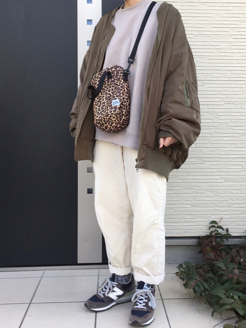 「シンプル、パンツスタイル、ラクチンコーデ、スニーカー、アニマル柄、コーデュロイ、シェフパンツ、アースカラー、休日コーデ」｜「Another EditionのビッグMA-1 SS/ AECM　BIG　MA-1　SS（MA-1、グリーン系）」を使った、maco..さん（レディース・160cm）の冬コーディネートの1枚目の写真