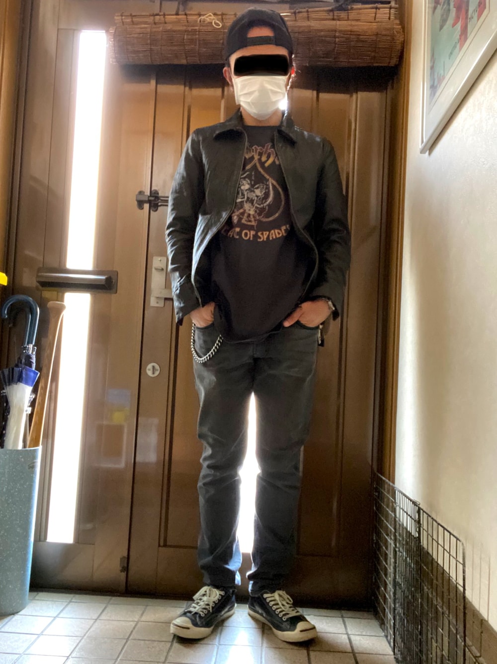 「休日スタイル、キャップ後ろかぶり、キャップ、レザージャケット、レザーLOVEスナップ、ライダース、デニム、レギンスパンツ、ジャックパーセル」｜「H&Mのアイテム（Tシャツ/カットソー、ブラック系）」を使った、タニさんさん（メンズ・169cm）の春コーディネートの1枚目の写真