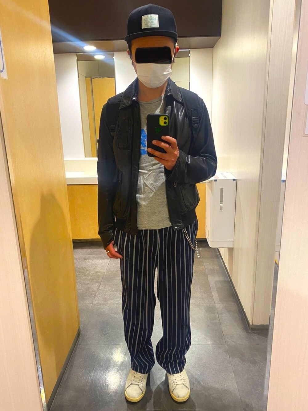 「休日スタイル、レザージャケット、キャップ、ストライプパンツ、ロックT、スニーカー、デヴィッド・ボウイ、ワイドシルエット」｜「URBAN RESEARCHのアイテム（ライダースジャケット、ブラック系）」を使った、タニさんさん（メンズ・169cm）の春コーディネートの1枚目の写真