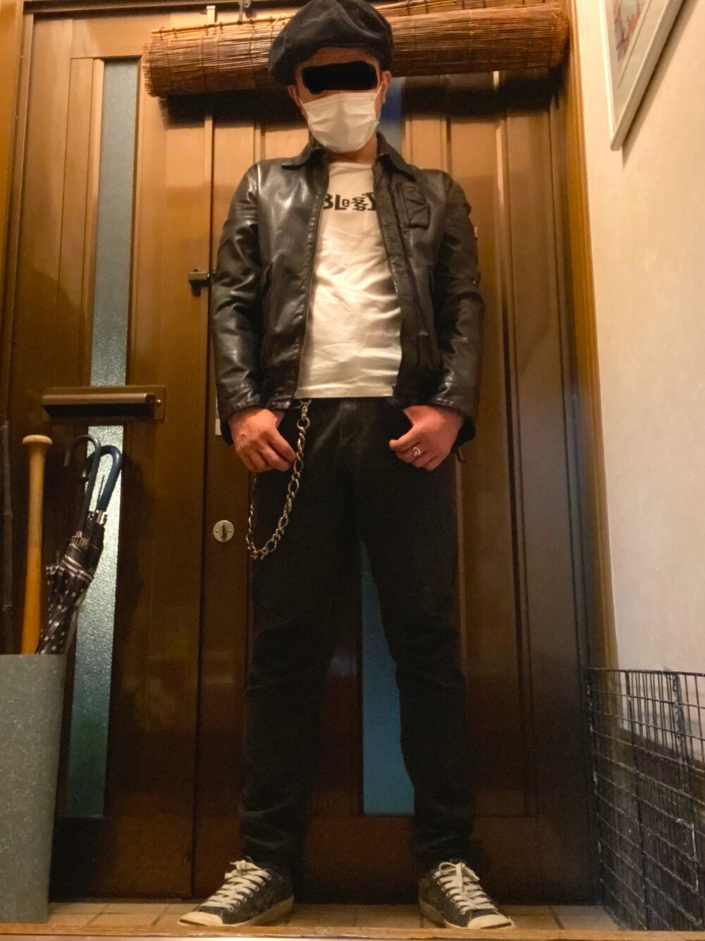 「休日スタイル、ロック、キャスケット、ライダース、レザージャケット、Tシャツ、デニム、スニーカー、ウォレットチェーン、ジャックパーセル」｜「URBAN RESEARCHのアイテム（ライダースジャケット、ブラック系）」を使った、タニさんさん（メンズ・169cm）の夏コーディネートの1枚目の写真
