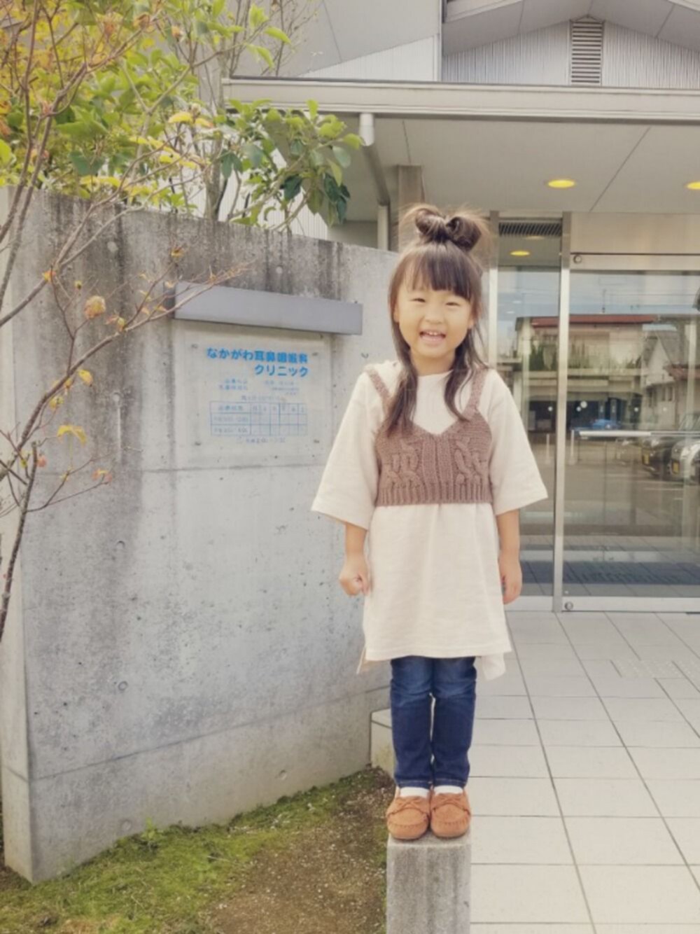 「秋のコーデ、キッズコーデ、デニムパンツ、プティマイン(petit main)、モカシン、4歳」｜「OR KIDSのアイテム（モカシン/デッキシューズ、ブラウン系）」を使った、あいりさん（キッズ・110cm）の秋コーディネートの1枚目の写真