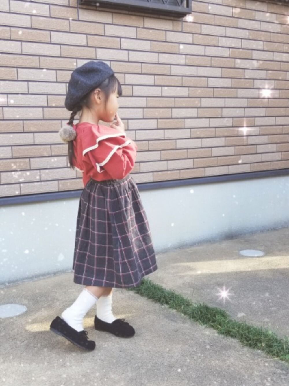「キッズファッション、休日スタイル、チェックスカート、ベレー帽、モカシン、韓国子供服」｜「OR KIDSのアイテム（モカシン/デッキシューズ、ブラック系）」を使った、あいりさん（キッズ・100cm）の冬コーディネートの1枚目の写真
