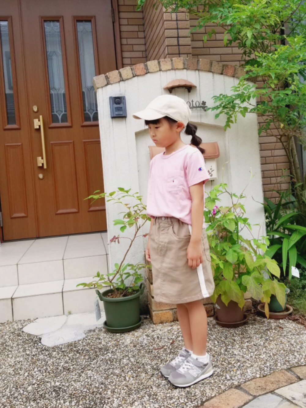 「キッズコーデ、夏コーデ、休日スタイル、Tシャツ、チャンピオン」｜「NEW BALANCEのアイテム（スニーカー、グレー系）」を使った、あいりさん（キッズ・120cm）の夏コーディネートの1枚目の写真