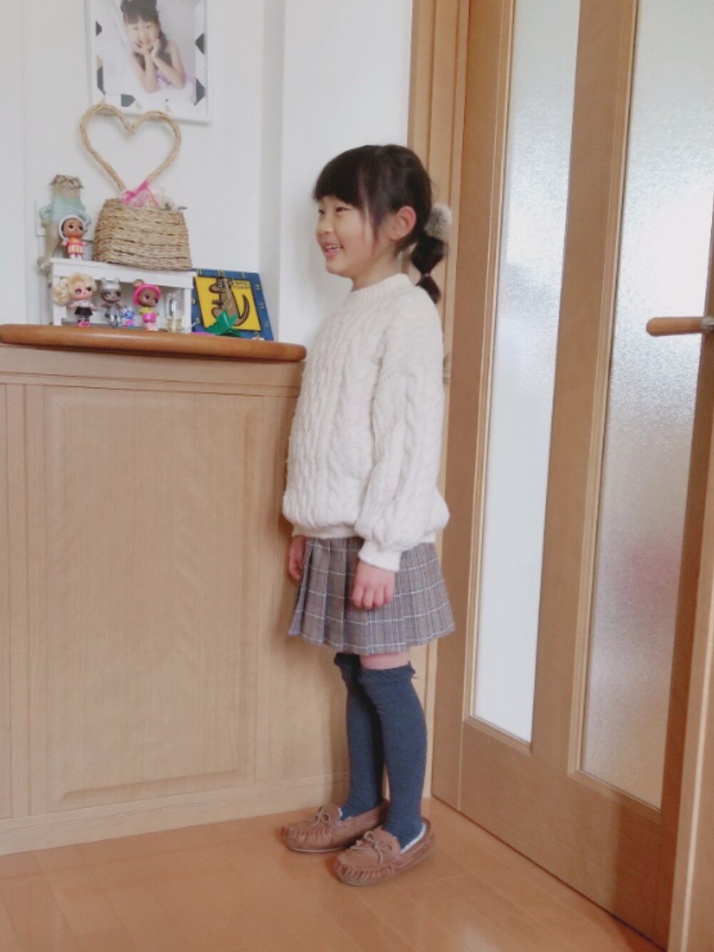 「冬コーデ、キッズコーデ、おしゃれさんと繋がりたい、ケーブルニット、おんなのこ、休日コーデ、チェック、プリーツスカート」｜「no brandのアイテム（スカート、ブラウン系）」を使った、あいりさん（キッズ・123cm）の冬コーディネートの1枚目の写真