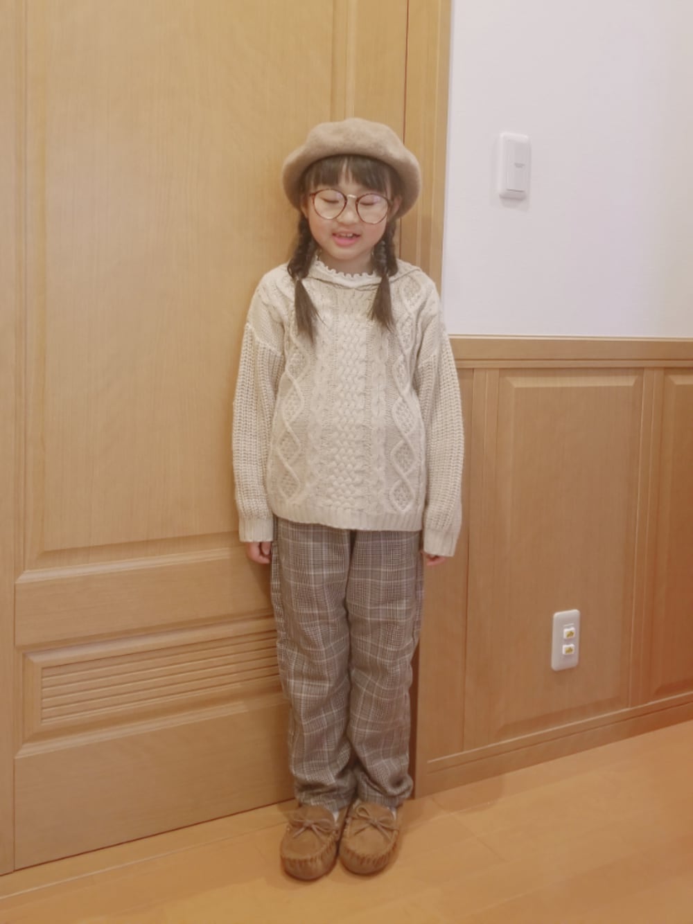 「チョコ色に染まれ、キッズファッション、休日スタイル、パンツスタイル、ニット、ブラウン、モカシン、ベレー帽」｜「Shoes in Closetの《16.0cm～3Lサイズ展開》 リボン ふわもこモカシン 7646（モカシン/デッキシューズ、イエロー系）」を使った、あいりさん（キッズ・120cm）の冬コーディネートの1枚目の写真