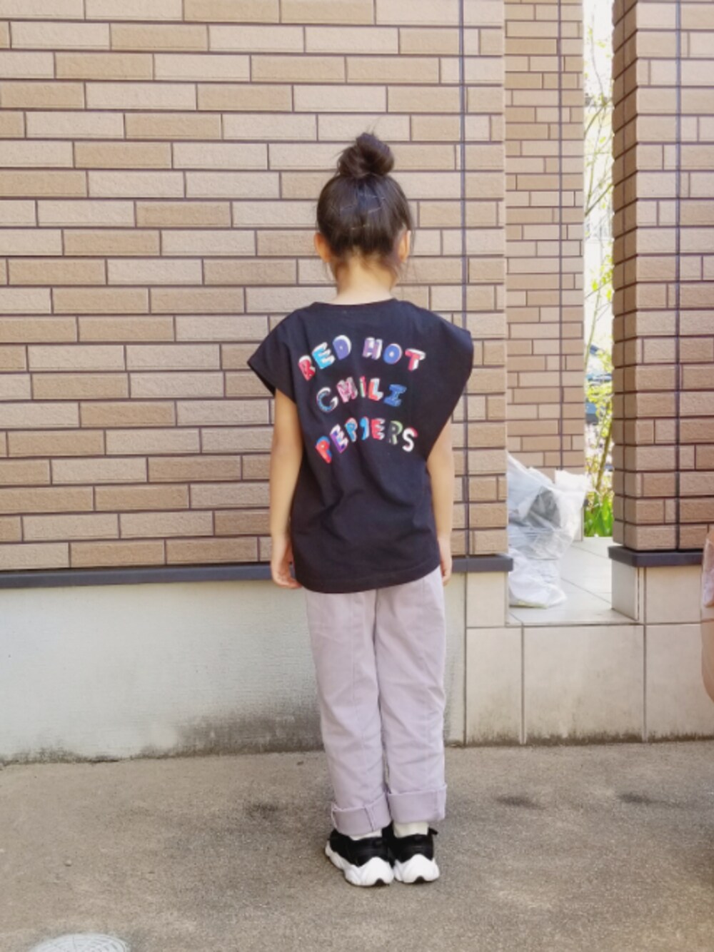 「主役はカラーパンツ、休日スタイル、カジュアル、ラフコーデ、おしゃれさんと繋がりたい、おんなのこ」｜「MARKEY'Sの【Red Hot Chili Peppers】別注ロゴノースリーブTシャツ（80～140cm）（Tシャツ/カットソー、ブラック系）」を使った、あいりさん（キッズ・122cm）の春コーディネートの1枚目の写真