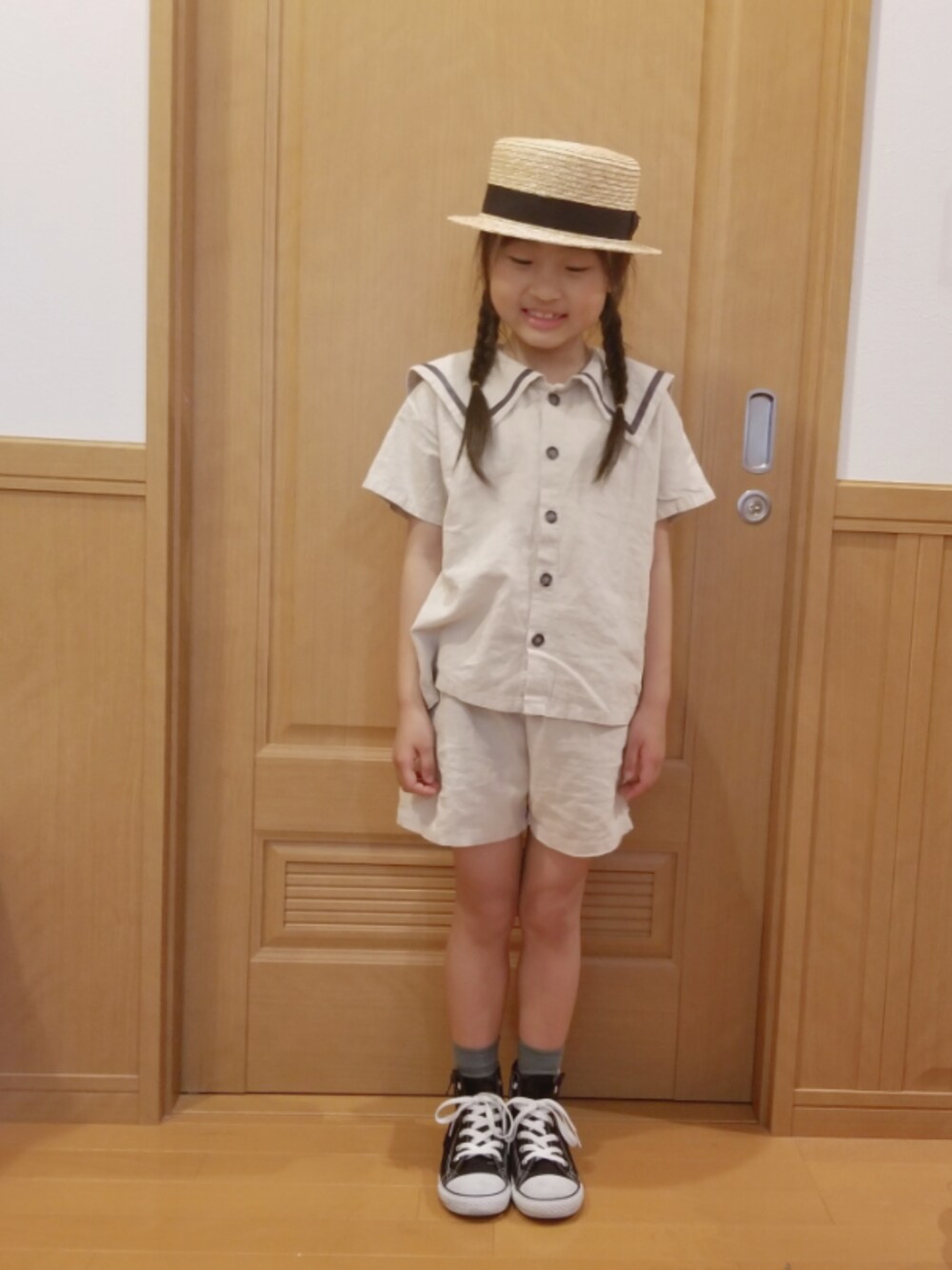 「カジュアルコーデ、おしゃれさんと繋がりたい、セットアップ、スニーカー、カンカン帽、韓国子供服、ラクチンコーデ、おんなのこ、夏コーデ、ベージュ」｜「WHIPCREAMのアイテム（ハット、ブラック系）」を使った、あいりさん（キッズ・122cm）の春コーディネートの1枚目の写真