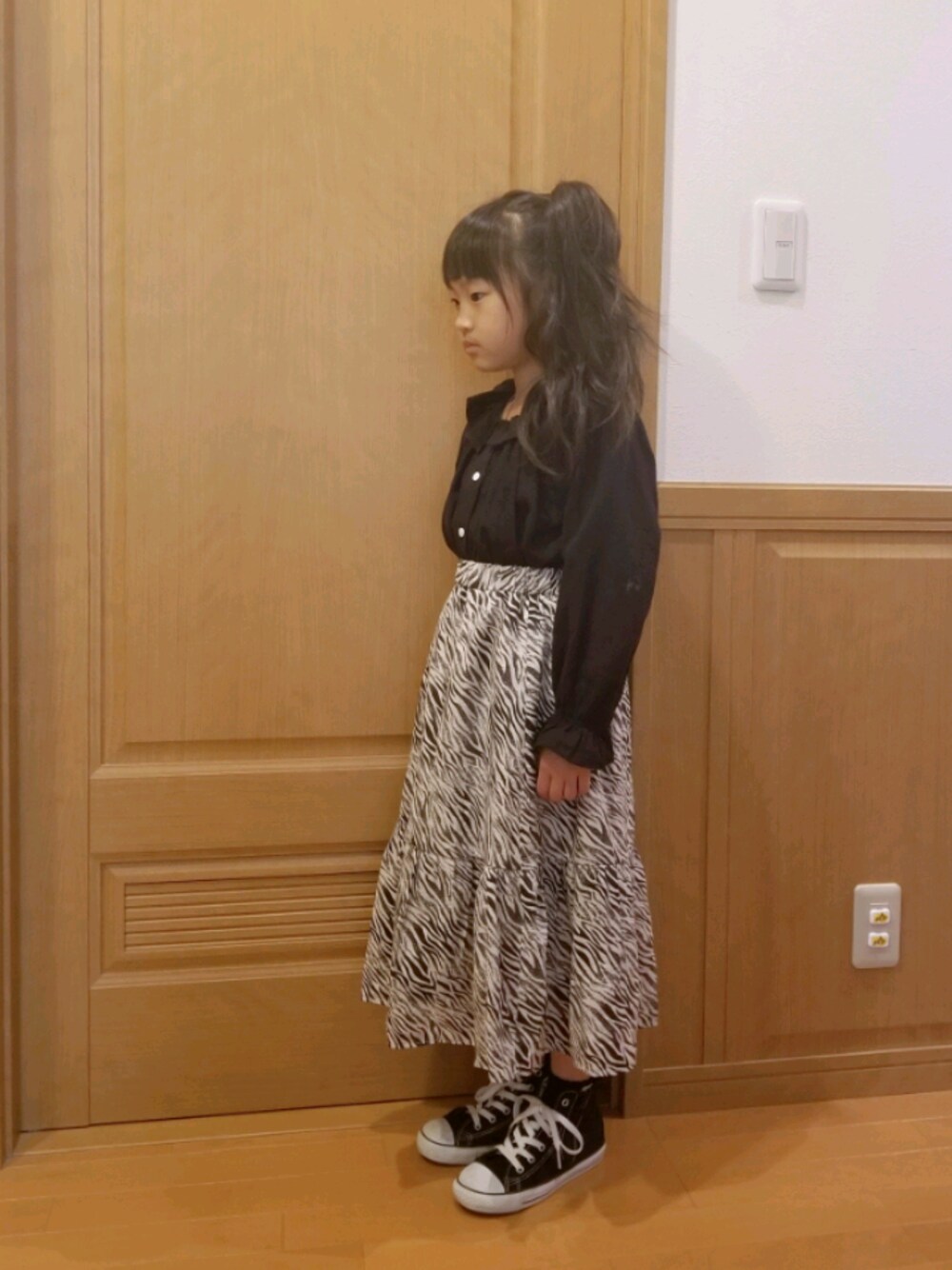 「モード、休日スタイル、コンバース、ブラック、おしゃれさんと繋がりたい、ブラウス、おんなのこ、スカート」｜「LOWRYS FARMのヨウリュウフリルブラウス　928567（シャツ/ブラウス、ブラック系）」を使った、あいりさん（キッズ・122cm）の春コーディネートの1枚目の写真