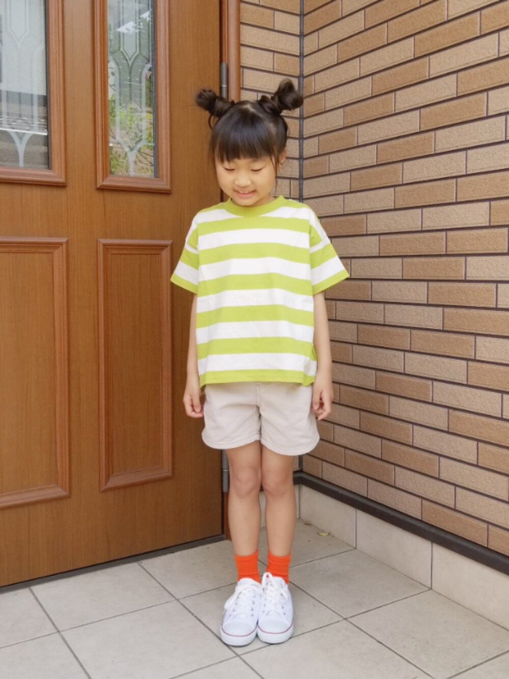 「スニーカー、おしゃれさんと繋がりたい、Tシャツ、白パンツ、カジュアル、ボーダー、おんなのこ、ショートパンツ、カラフル」｜「LOWRYS FARMのＵＳＡフトボーダーＳＳ　937151（Tシャツ/カットソー、イエロー系）」を使った、あいりさん（キッズ・122cm）の春コーディネートの1枚目の写真