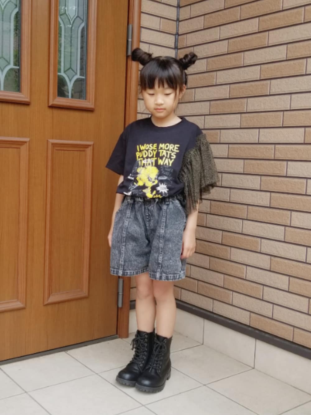 「休日スタイル、ビックシルエット、モノトーンコーデ、レースアップシューズ、黒、オールブラック、おしゃれさんと繋がりたい、デニム、ショートパンツ、Tシャツ」｜「RADCHAPのデニムショートパンツ（デニムパンツ、ブラック系）」を使った、あいりさん（キッズ・122cm）の春コーディネートの1枚目の写真