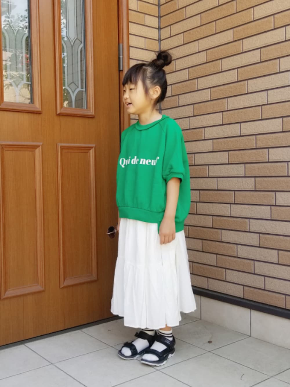 「サンダル、休日スタイル、スポーツサンダル、グリーン、おしゃれさんと繋がりたい、ホワイト」｜「LOWRYS FARMのＵＳＡプリントプルオーバー　937779（スウェット、グリーン系）」を使った、あいりさん（キッズ・122cm）の春コーディネートの1枚目の写真