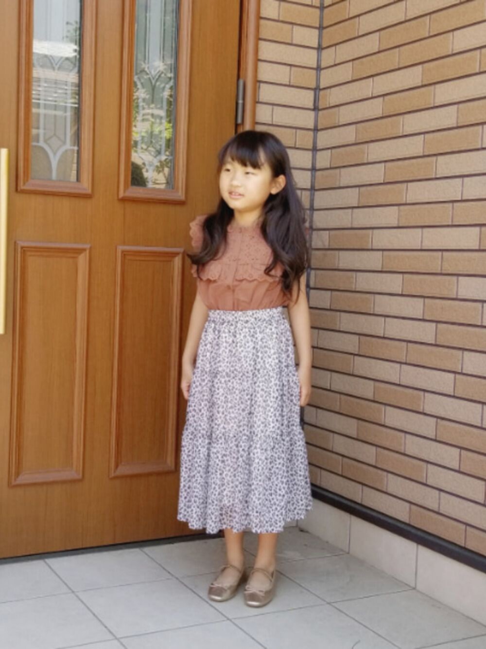 「バレエシューズ、キッズファッション、おしゃれさんと繋がりたい、おんなのこ、ブラウス、レオパード」｜「GLOBAL WORKの【キッズ】プリントシフォンティアードスカート/840089（スカート、ホワイト系）」を使った、あいりさん（キッズ・122cm）の春コーディネートの1枚目の写真