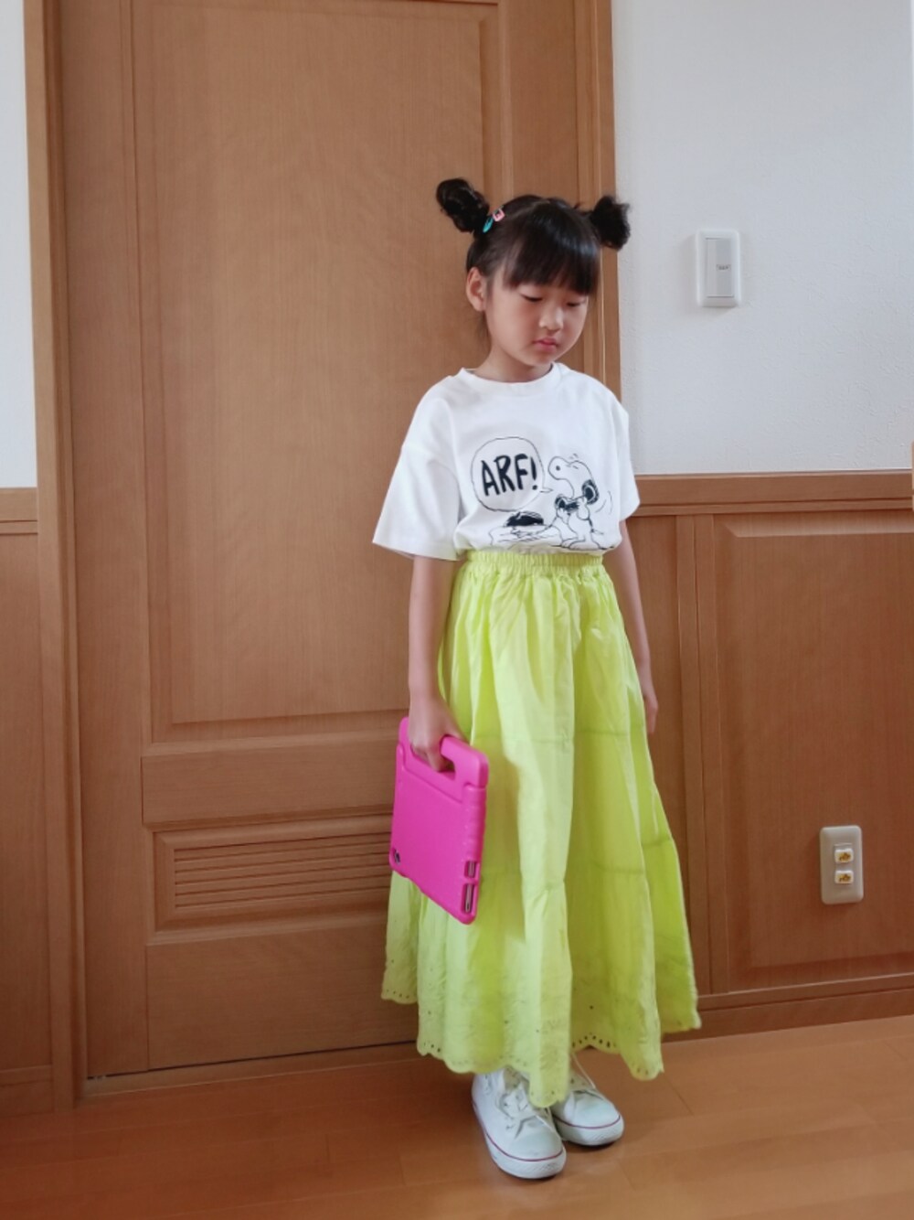 「白スニーカー、休日スタイル、コンバース、オーバーサイズ、ネオンカラー、イエロー、おしゃれさんと繋がりたい、おんなのこ、キッズコーデ、プリントT」｜「LOWRYS FARMのＰＥＡＮＵＴＳＳ／Ｓ　941812（Tシャツ/カットソー、ホワイト系）」を使った、あいりさん（キッズ・122cm）の夏コーディネートの1枚目の写真