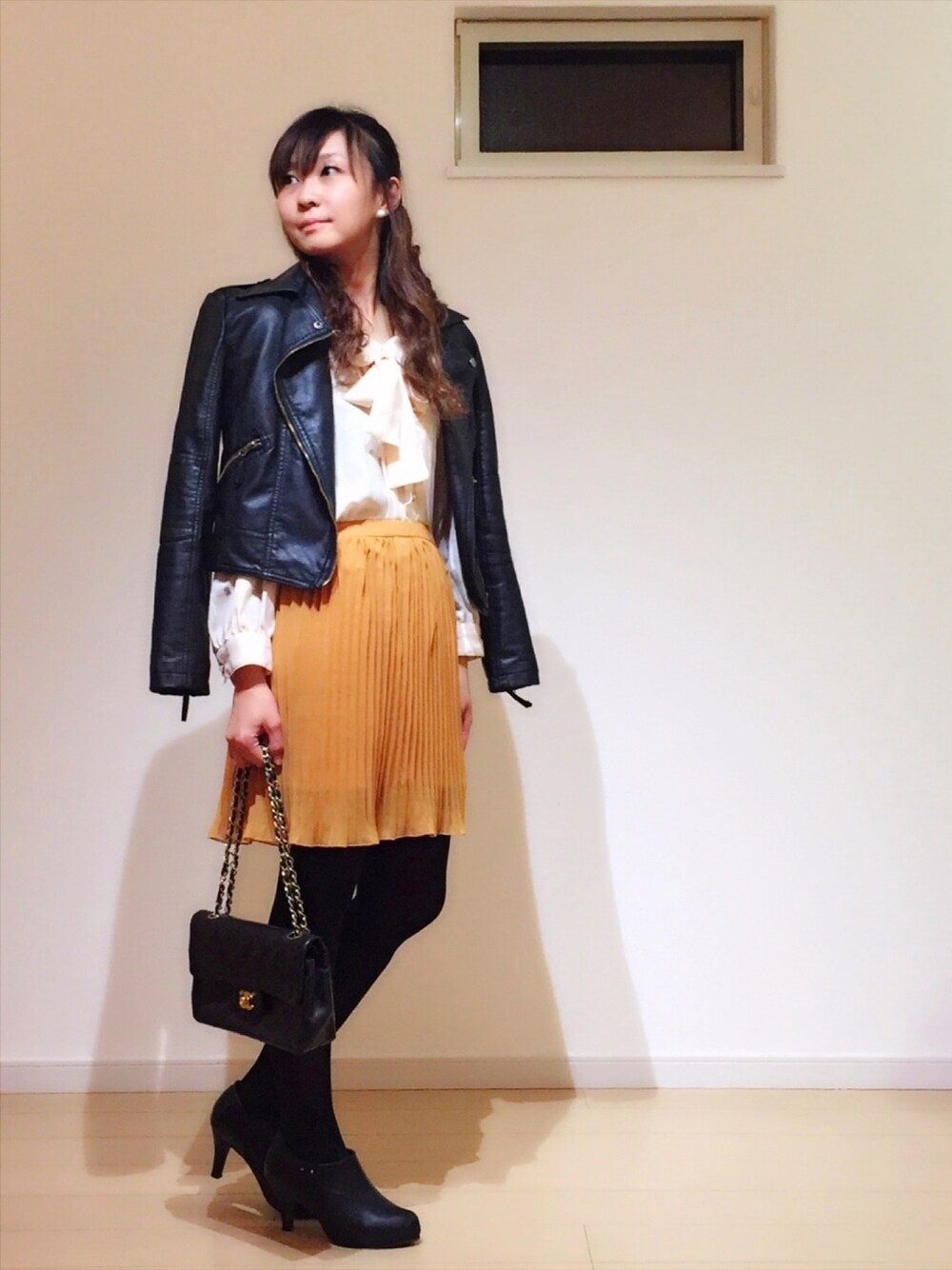 「プチプラ、大人ガーリー、大人かわいい、ライダース、ワンピース、ボリューム袖、春コーデ、ベルイエロー、ootd、美女と野獣キャンペーン」｜「Qoo10のアイテム（ライダースジャケット、ブラック系）」を使った、SAYAKA.sさん（レディース・156cm）の春コーディネートの1枚目の写真