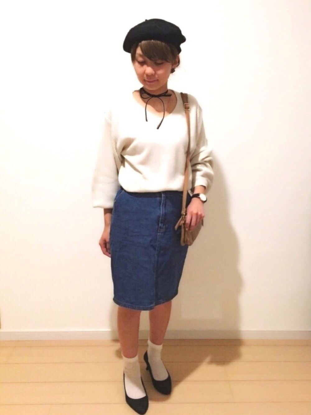 ホワイト系のニット/セーター、ベージュ系のショルダーバッグ、ブラック系のパンプスを着用したレディースの春コーディネートの1枚目の写真