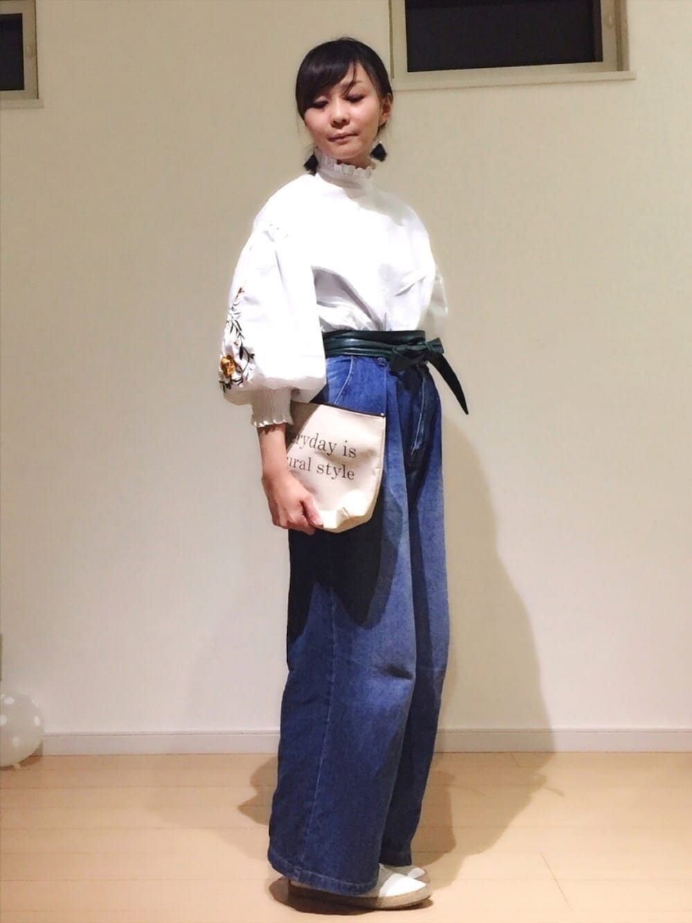 「プチプラ、刺繍、ブラウス、ボリューム袖、サッシュベルト、バギーパンツ、ワイドパンツ、エスパドリーユ、春コーデ、ootd」｜「illusie300のアイテム（アクセサリー、ブラック系）」を使った、SAYAKA.sさん（レディース・156cm）の春コーディネートの1枚目の写真