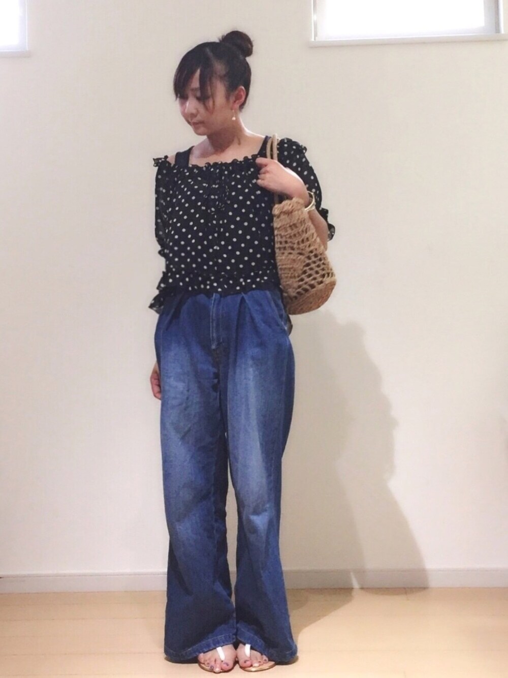 「プチプラ、大人カジュアル、ドット、オフショル、ワイドパンツ、バギーパンツ、かごバッグ、おだんごヘアー、夏コーデ、ootd」｜「DAISO/ROCCAのアイテム（アクセサリー、ゴールド系）」を使った、SAYAKA.sさん（レディース・156cm）の夏コーディネートの1枚目の写真