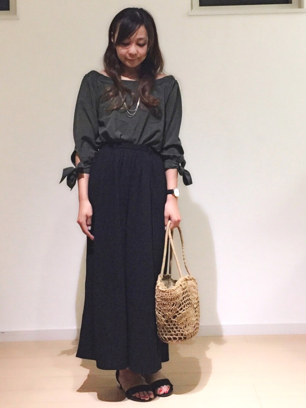 「プチプラ、シンプル、大人かわいい、オフショル、ボリューム袖、スカンツ、かごバッグ、夏コーデ、ootd」｜「THANK YOU MARTのアイテム（ピアス（両耳用）、ゴールド系）」を使った、SAYAKA.sさん（レディース・156cm）の秋コーディネートの1枚目の写真