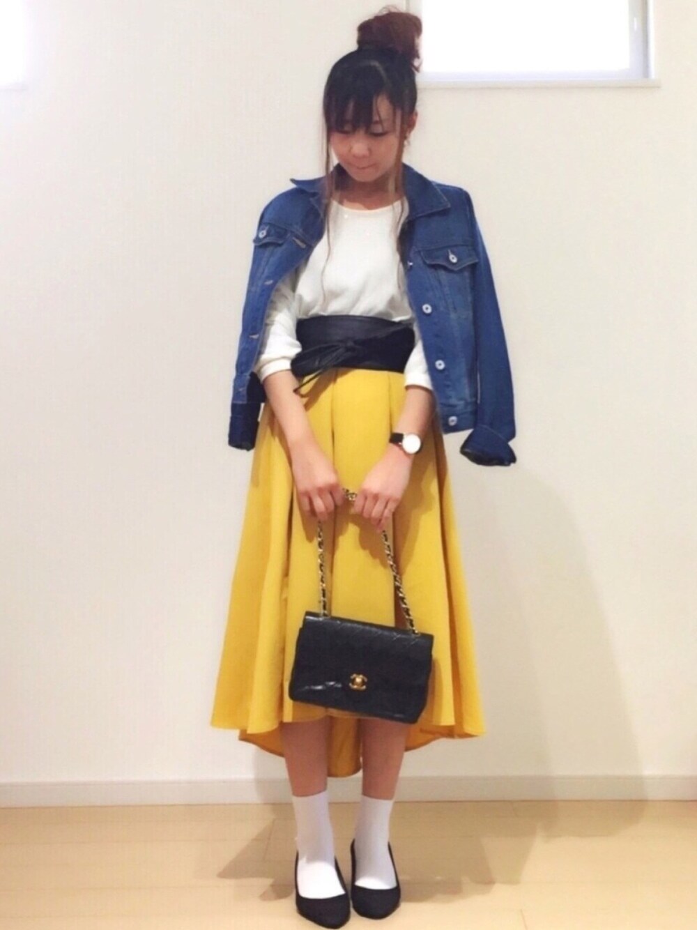 「プチプラ、大人かわいい、大人ガーリー、デニムジャケット、Gジャン、サッシュベルト、白ソックス、ベルイエロー、春コーデ、ootd」｜「DAISOのアイテム（アクセサリー、ゴールド系）」を使った、SAYAKA.sさん（レディース・156cm）の春コーディネートの1枚目の写真