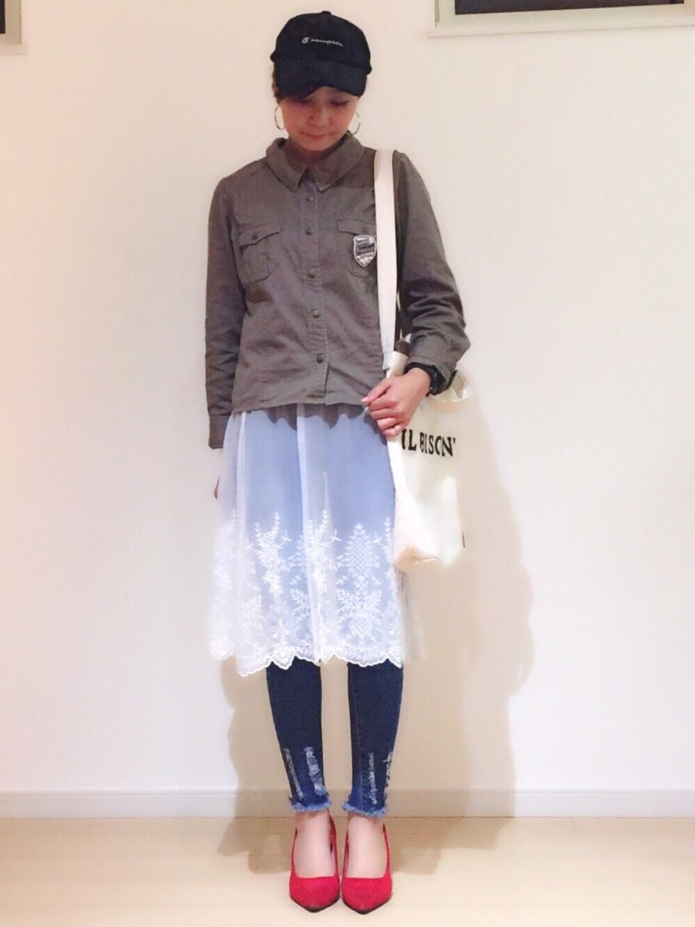 「プチプラ、大人カジュアル、レイヤードスタイル、キャップ、ベロア、ワークシャツ、レース、フリンジデニム、秋コーデ、ootd」｜「Championのアイテム（キャップ、ブラック系）」を使った、SAYAKA.sさん（レディース・156cm）の秋コーディネートの1枚目の写真