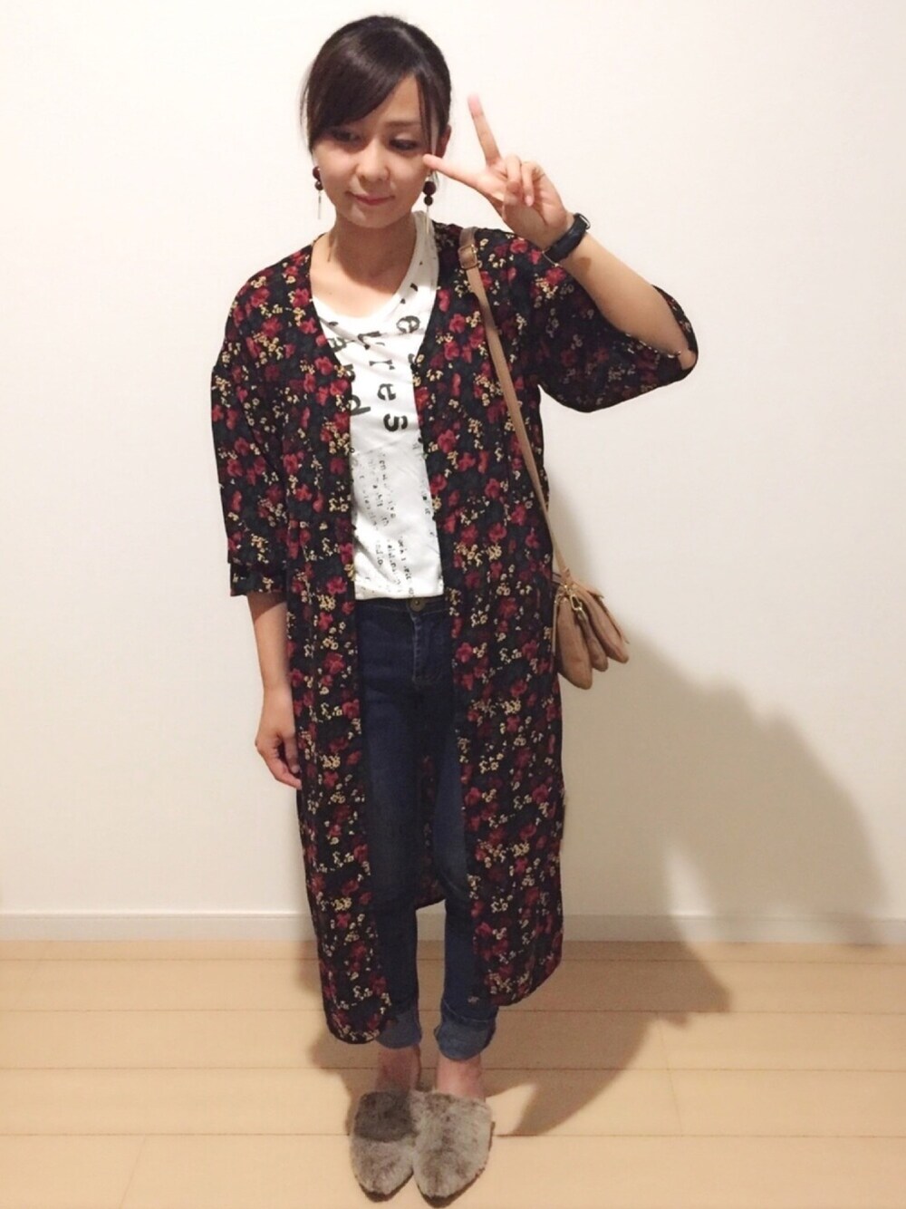 「プチプラ、大人カジュアル、ガウン、花柄ワンピース、スキニーデニム、ロールアップ、ファー小物、ファーサンダル、ラブアンドピース2017、秋コーデ」｜「GUのアイテム（ピアス（両耳用）、その他）」を使った、SAYAKA.sさん（レディース・156cm）の秋コーディネートの1枚目の写真