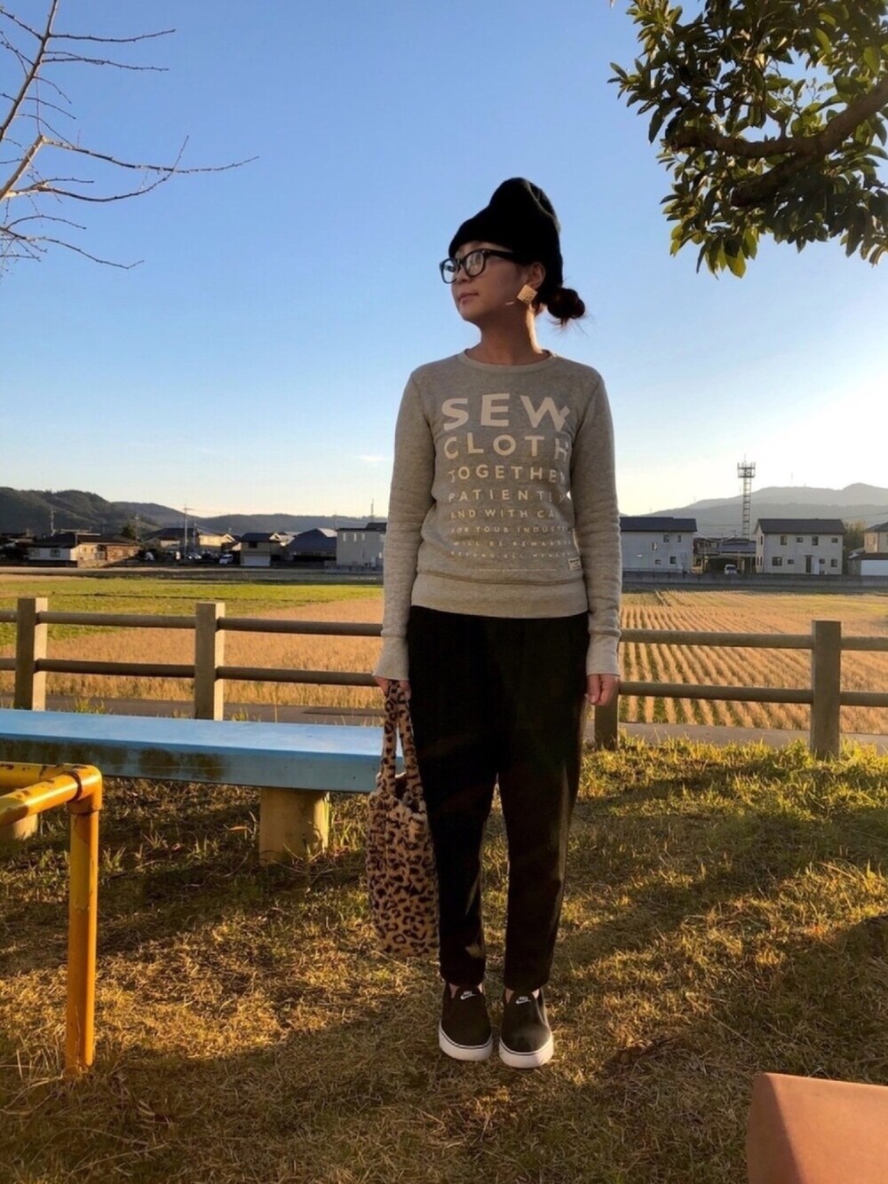 「プチプラ、シンプル、大人カジュアル、ニット帽、トレーナー、冬コーデ、モノトーン、おしゃれさんと繋がりたい、ootd」｜「UNIQLOのアイテム（スウェット、グレー系）」を使った、SAYAKA.sさん（レディース・156cm）の冬コーディネートの1枚目の写真