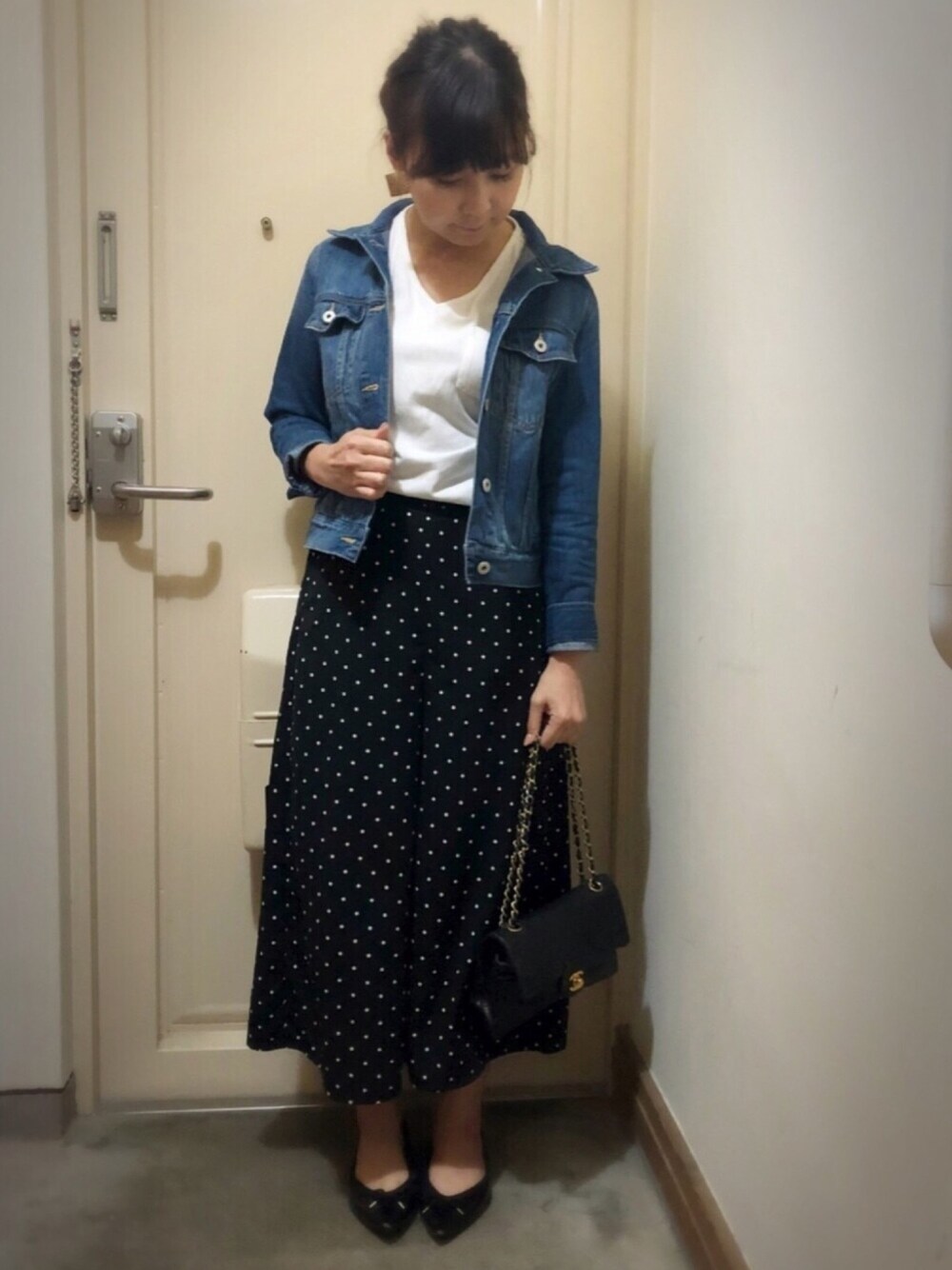 「春コーデ、プチプラ、シンプル、大人カジュアル、デニムジャケット、Gジャン、ドット柄、GU、おしゃれさんと繋がりたい、ootd」｜「DAISOのアイテム（イヤリング、ゴールド系）」を使った、SAYAKA.sさん（レディース・156cm）の春コーディネートの1枚目の写真