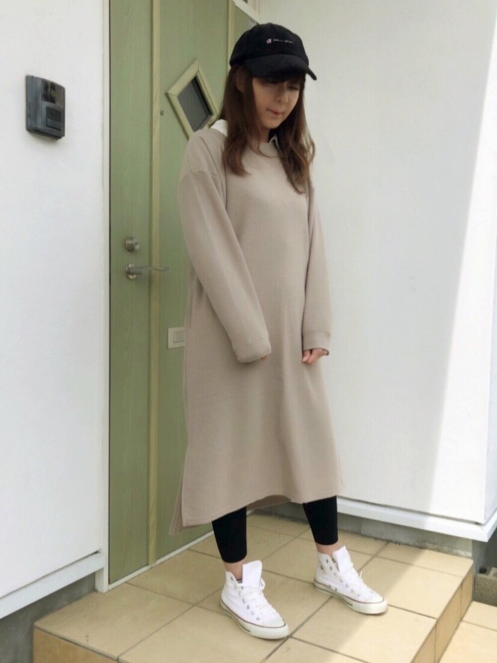 「春コーデ、プチプラ、シンプル、大人カジュアル、ワンピース、キャップ、ハイカットスニーカー、おしゃれさんと繋がりたい、ootd」｜「Championのアイテム（キャップ、ブラック系）」を使った、SAYAKA.sさん（レディース・156cm）の春コーディネートの1枚目の写真