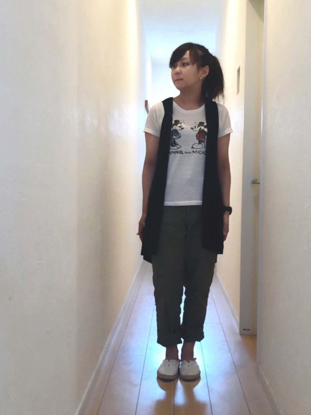 「春夏コーデ、プチプラ、シンプル、大人カジュアル、Tシャツ、ジレ、ベイカーパンツ、おしゃれさんと繋がりたい、ootd」｜「DAISOのアイテム（アクセサリー、ゴールド系）」を使った、SAYAKA.sさん（レディース・156cm）の春コーディネートの1枚目の写真