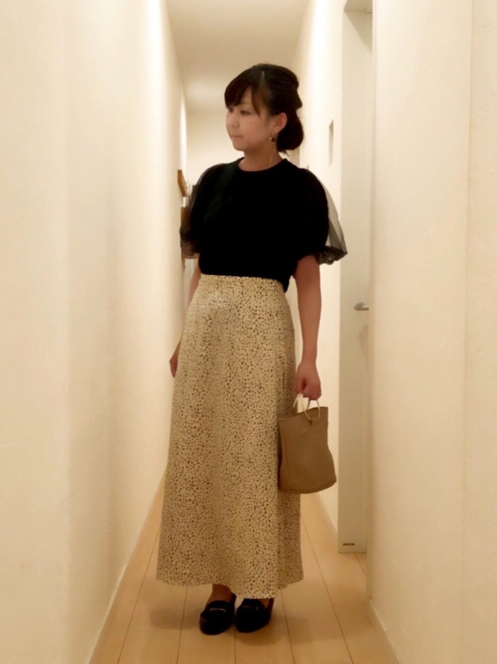 「春夏コーデ、プチプラ、シンプル、大人カジュアル、バルーン袖、フレアスカート、シースルー、レオパード、おしゃれさんと繋がりたい、ootd」｜「no brandのアイテム（ピアス（両耳用）、ゴールド系）」を使った、SAYAKA.sさん（レディース・156cm）の春コーディネートの1枚目の写真