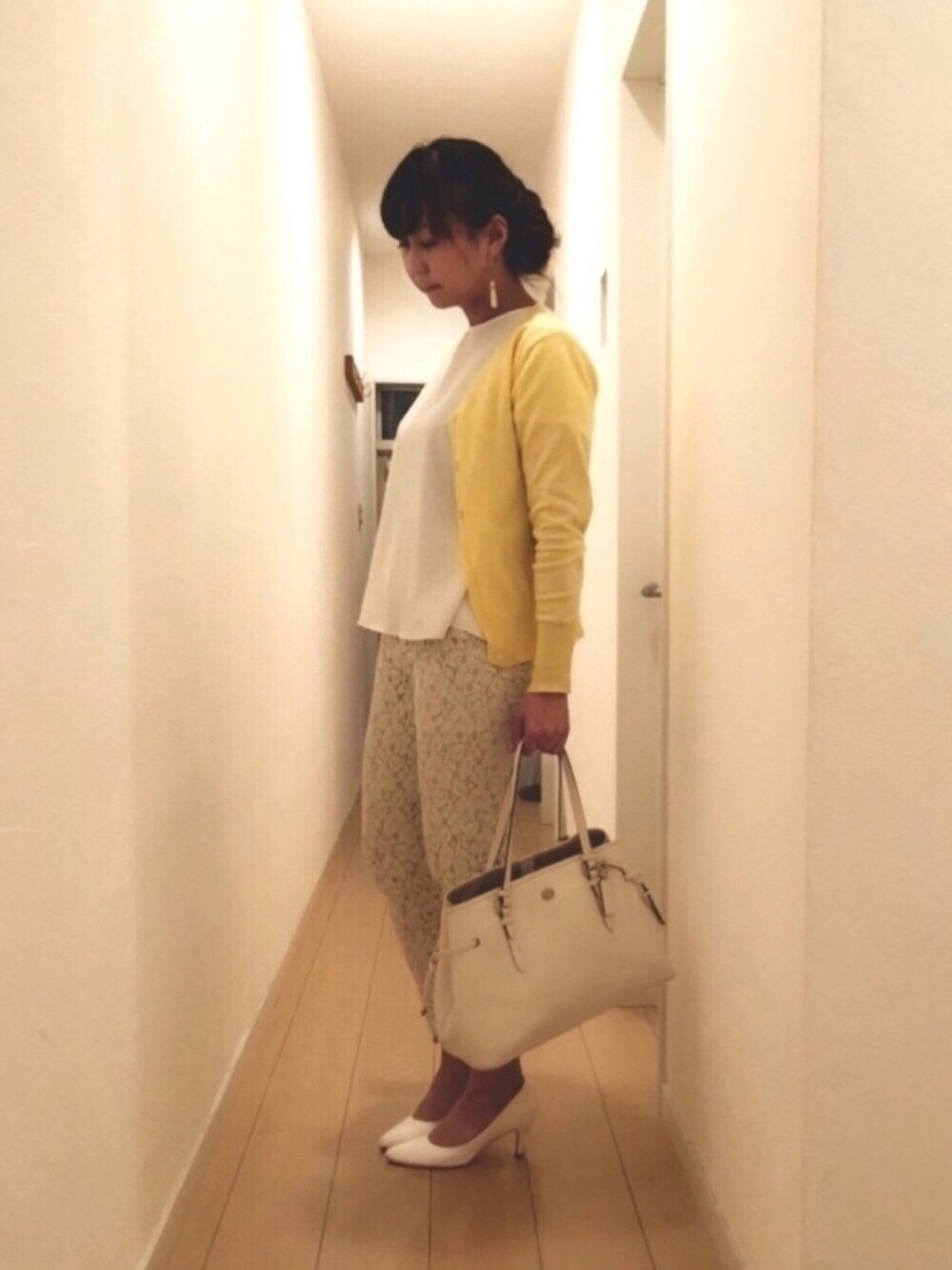 「春コーデ、プチプラ、シンプル、大人カジュアル、ホワイト、ワントーンコーデ、カーディガン、レース、おしゃれさんと繋がりたい、ootd」｜「Handmadeのアイテム（ピアス（両耳用）、ホワイト系）」を使った、SAYAKA.sさん（レディース・156cm）の春コーディネートの1枚目の写真