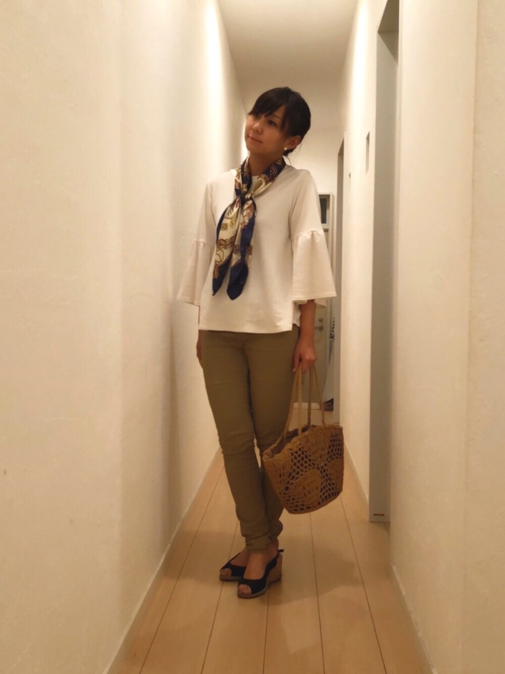「春夏コーデ、プチプラ、シンプル、大人カジュアル、スカーフ、レギンス、チノパン、かごバッグ、おしゃれさんと繋がりたい、ootd」｜「DAISOのアイテム（アクセサリー、ゴールド系）」を使った、SAYAKA.sさん（レディース・156cm）の春コーディネートの1枚目の写真