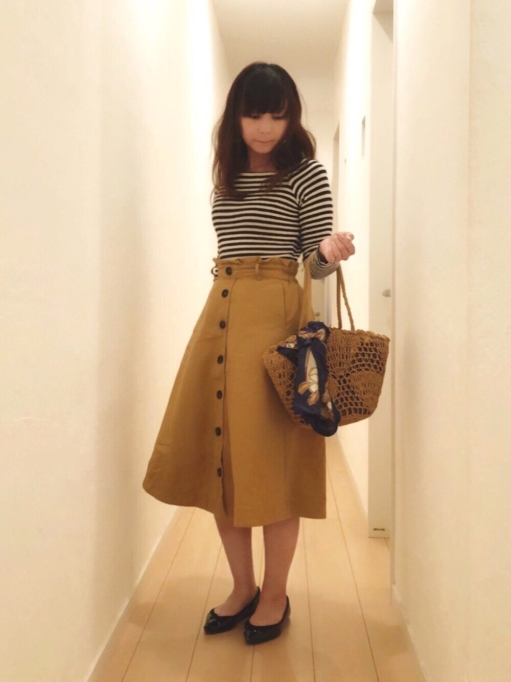 「春コーデ、プチプラ、シンプル、大人カジュアル、ボーダートップス、フロントボタンスカート、スカート、かごバッグ、おしゃれさんと繋がりたい、ootd」｜「illness300のアイテム（ピアス（両耳用）、その他）」を使った、SAYAKA.sさん（レディース・156cm）の春コーディネートの1枚目の写真