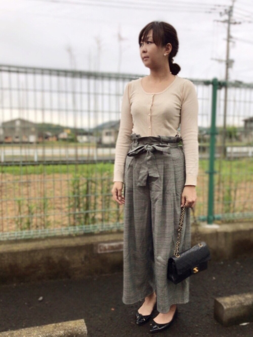 「春夏コーデ、プチプラ、シンプル、大人カジュアル、カーディガン、ワイドパンツ、グレンチェック、ペタンコ靴、おしゃれさんと繋がりたい、ootd」｜「powder sugarのアイテム（アンサンブル、ピンク系）」を使った、SAYAKA.sさん（レディース・156cm）の春コーディネートの1枚目の写真